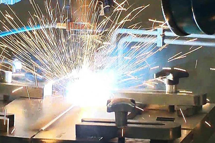 High-strength steels can be joined without cracks using LZH's laser-GMA welding process.