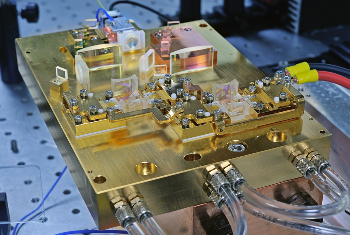 DWDM prototype consisting of actively cooled DFB mini-bars.