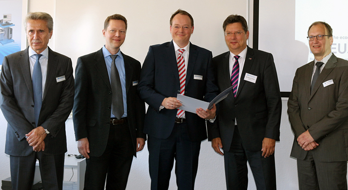 Minister Meyer and Trioptics staff at the presentation of the grant notification. Minister Meyer and Trioptics staff at the presentation of the grant notification.