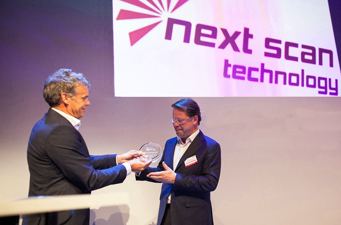 EPIC president Benno Oderkerk presents the Phoenix Award 2017 to Lars Penning.