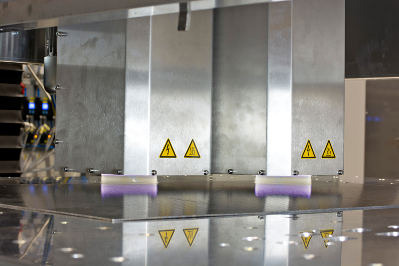 Atmospheric pressure plasma processing with double rotary nozzles.