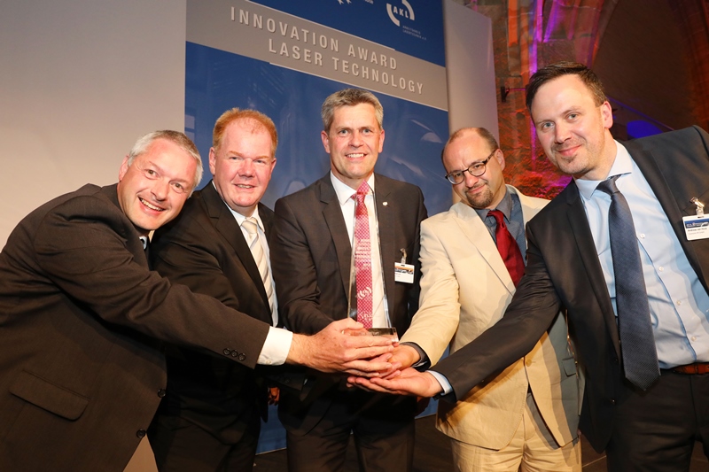 First prize: Axel Luft (center) and the winning team First prize: Axel Luft (center) and the winning team