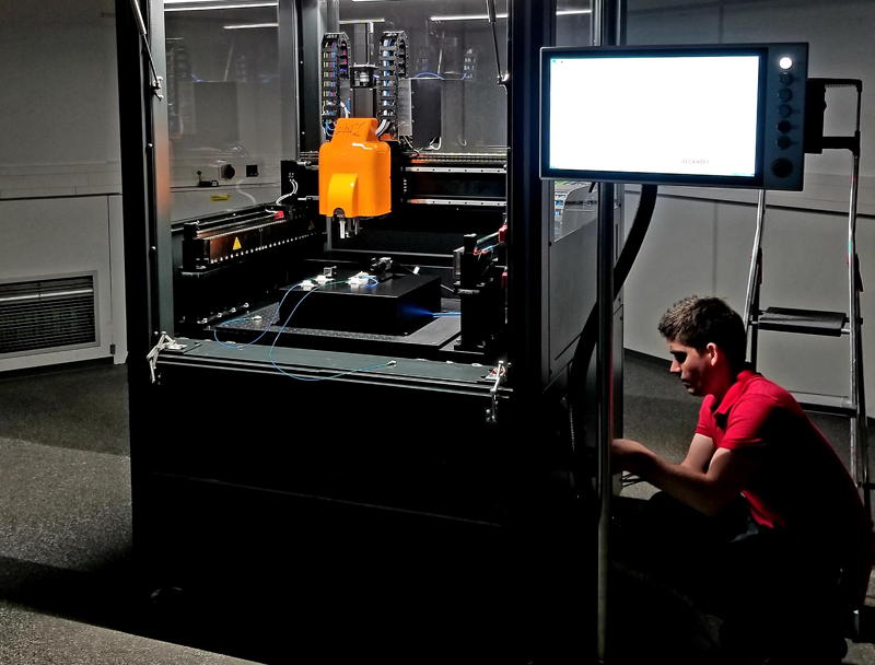 Micro-assembly machine automatically connects glass fibers to photonic chips.