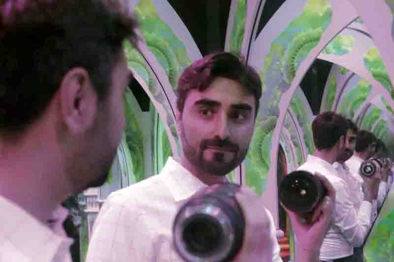 Mirror man: Barmak Heshmat simulates the principle of time-folded optics.