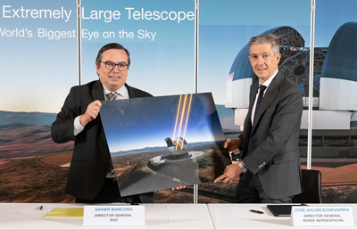 Xavier Barcons, ESO’s DG, with José Julián Echevarría, head of SENER Aerospace.