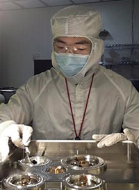 Mingxiao Li works on a LiNbO3 chip. 