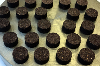 The graphene coating significantly lowered the reflectivity of the copper powder.