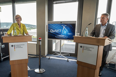 Quantum-secure: Anja Karliczek (BMBF) and Martin Schell (F-HHI) at the demo.