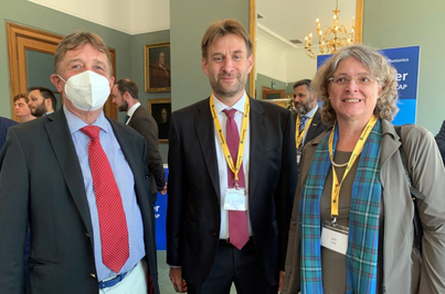 Prof. Dr. Rüdiger Quay (center) congratulates Fraunhofer UK and CAP.