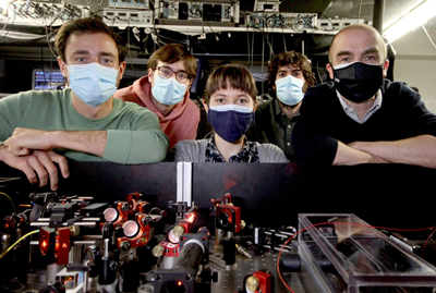The researchers in their lab at ICFO. Click for info.