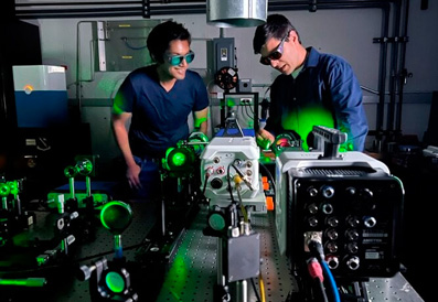Inspecting a tomographic interferometry optical system. Click for info.