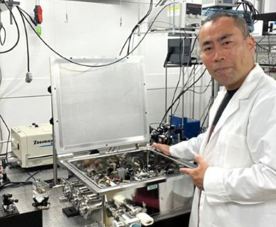 Norihiko Hayazawa with his terahertz set-up.