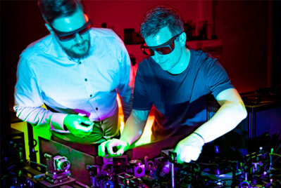 Andreas Tittl (left) and Luca Sortino in the lab at LMU.