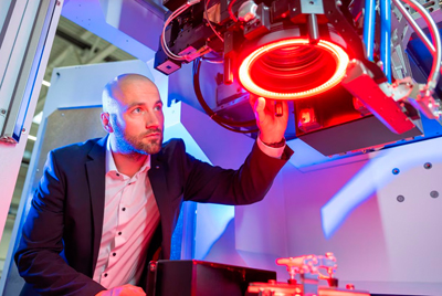 Product Manager Martin Stambke checks the PFO.