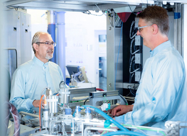 Dr. Dan Buca (left) and Andreas Tiedemann with the Aixtron CVD system.