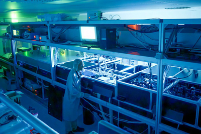 Umeå’s laser is 11 m long and generates very short pulses.