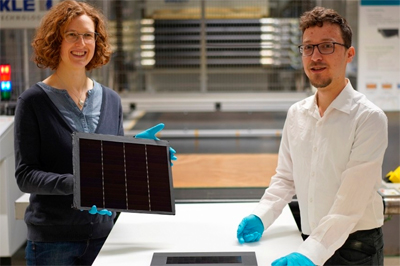 ISE PV developers Laura Stevens and Leonhard Böck.