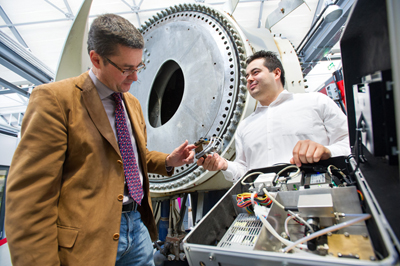 Oilmen: Andreas Schütze (left) and Eliseo Pignanelli with their lubricant tester. 