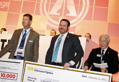 Gunn, flanked by sponsor Jenoptik's Jay Kummler and Toyomiko Yatagai, SPIE President.