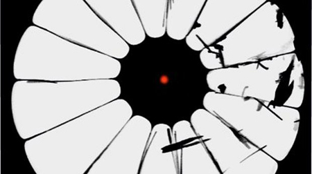 High-numerical-aperture photonic crystal fiber allows lensless focusing in a tiny endoscope.