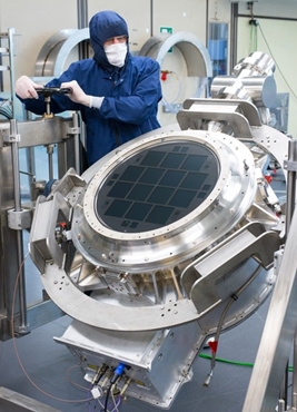 CryoCam: extremely flat focal plane