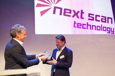 EPIC president Benno Oderkerk presents the Phoenix Award 2017 to Lars Penning.